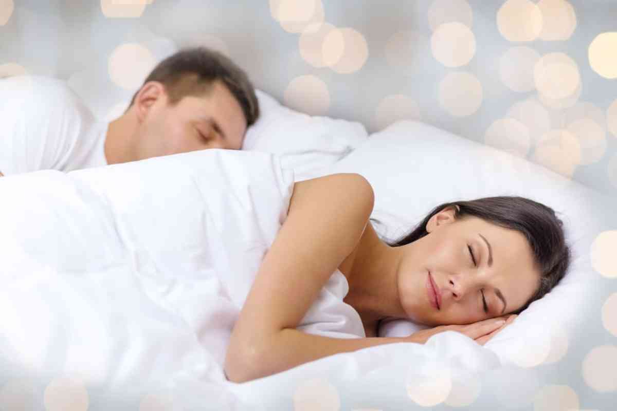 Como sua posição de sono afeta sua saúde, seus sonhos e sua personalidade