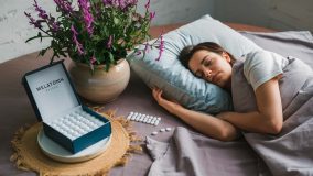 Valeriana ou Melatonina: Descubra qual é o melhor remédio natural para dormir